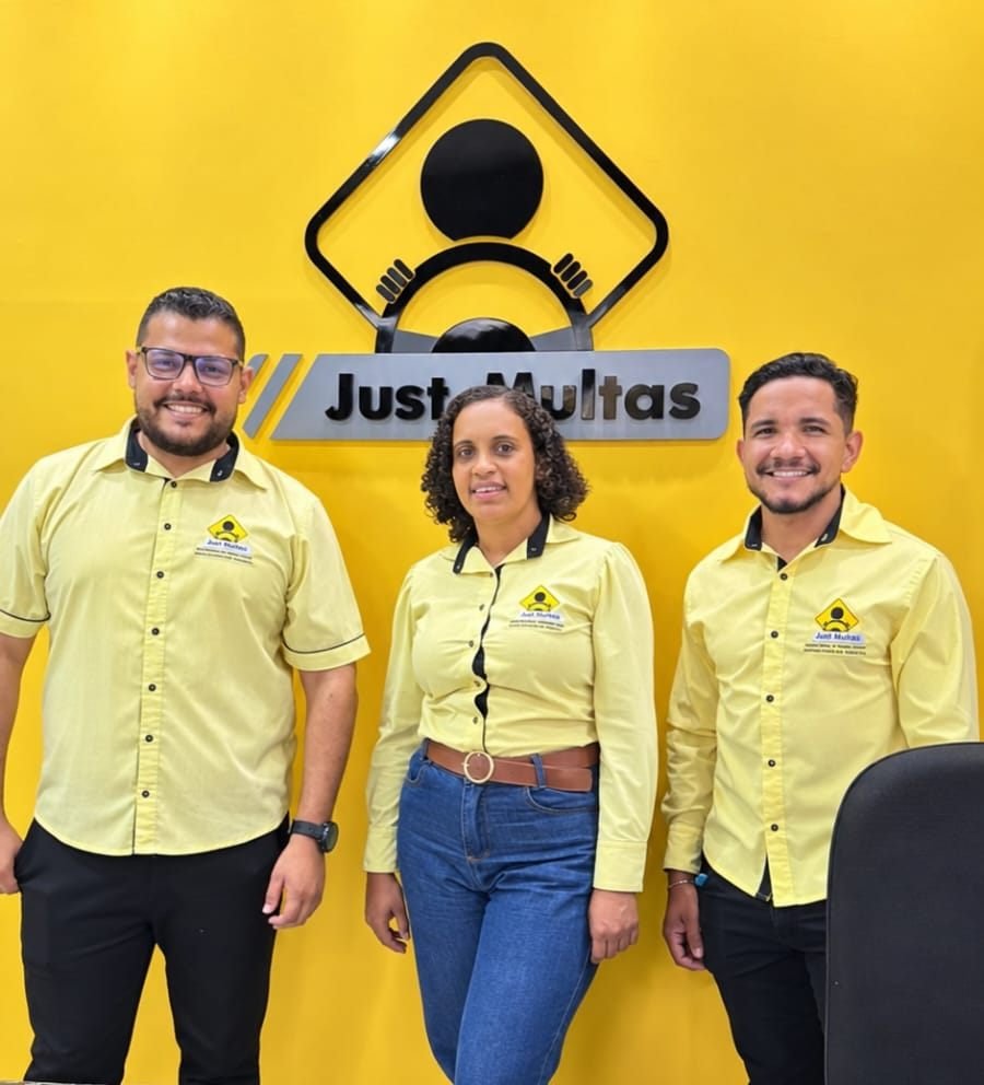Equipe da Just Multas no escritório em Justinópolis